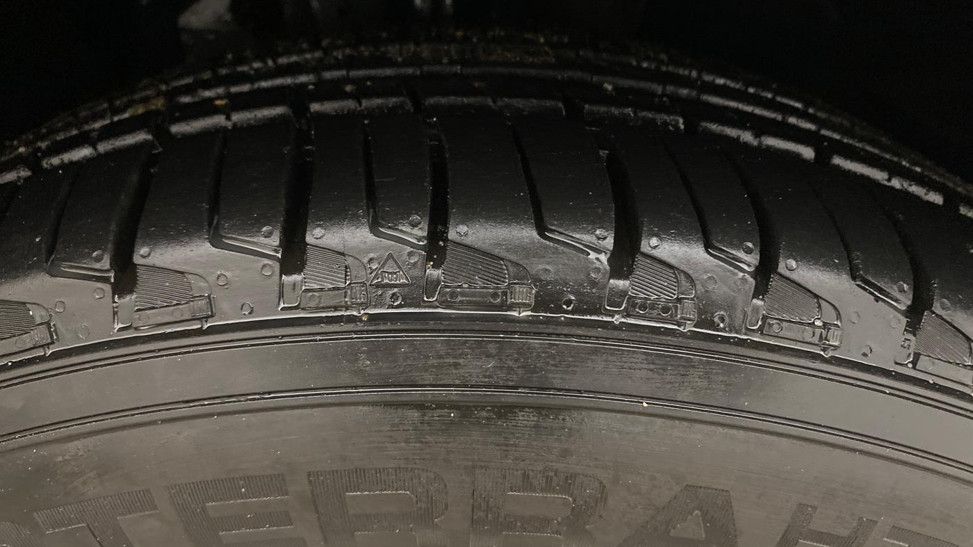 2022 Mahindra XUV700 AX 7 P AT 7 STR, Petrol, Automatic, 78,909 km, Right Front Tyre Tread