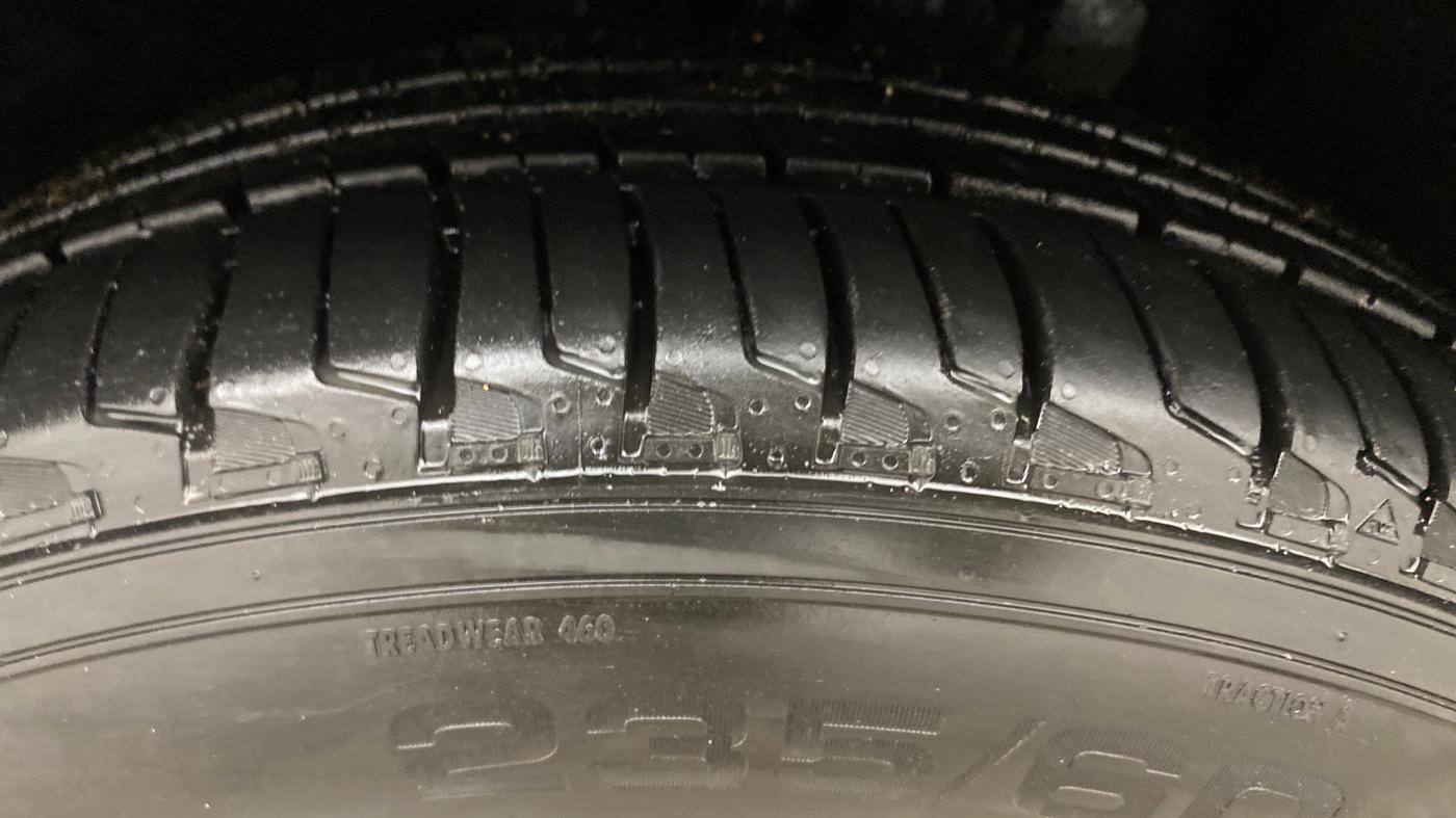 2022 Mahindra XUV700 AX 7 P AT 7 STR, Petrol, Automatic, 78,909 km, Left Front Tyre Tread