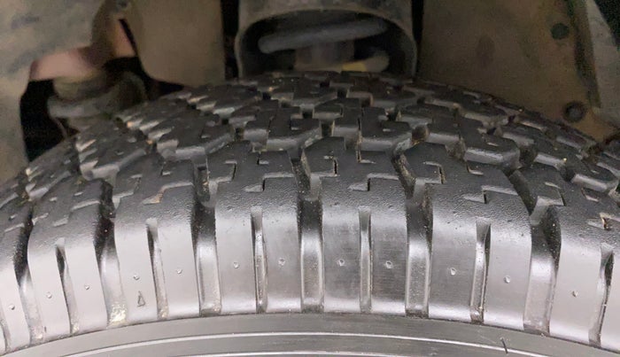 2017 Mahindra TUV300 T8, Diesel, Manual, 75,065 km, Left Front Tyre Tread