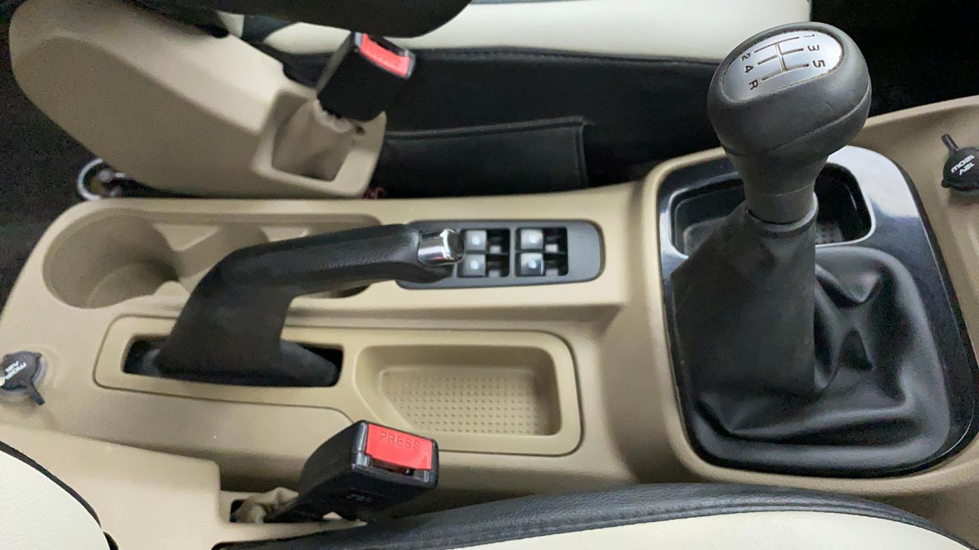 2017 Mahindra TUV300 T8, Diesel, Manual, 75,065 km, Gear Lever