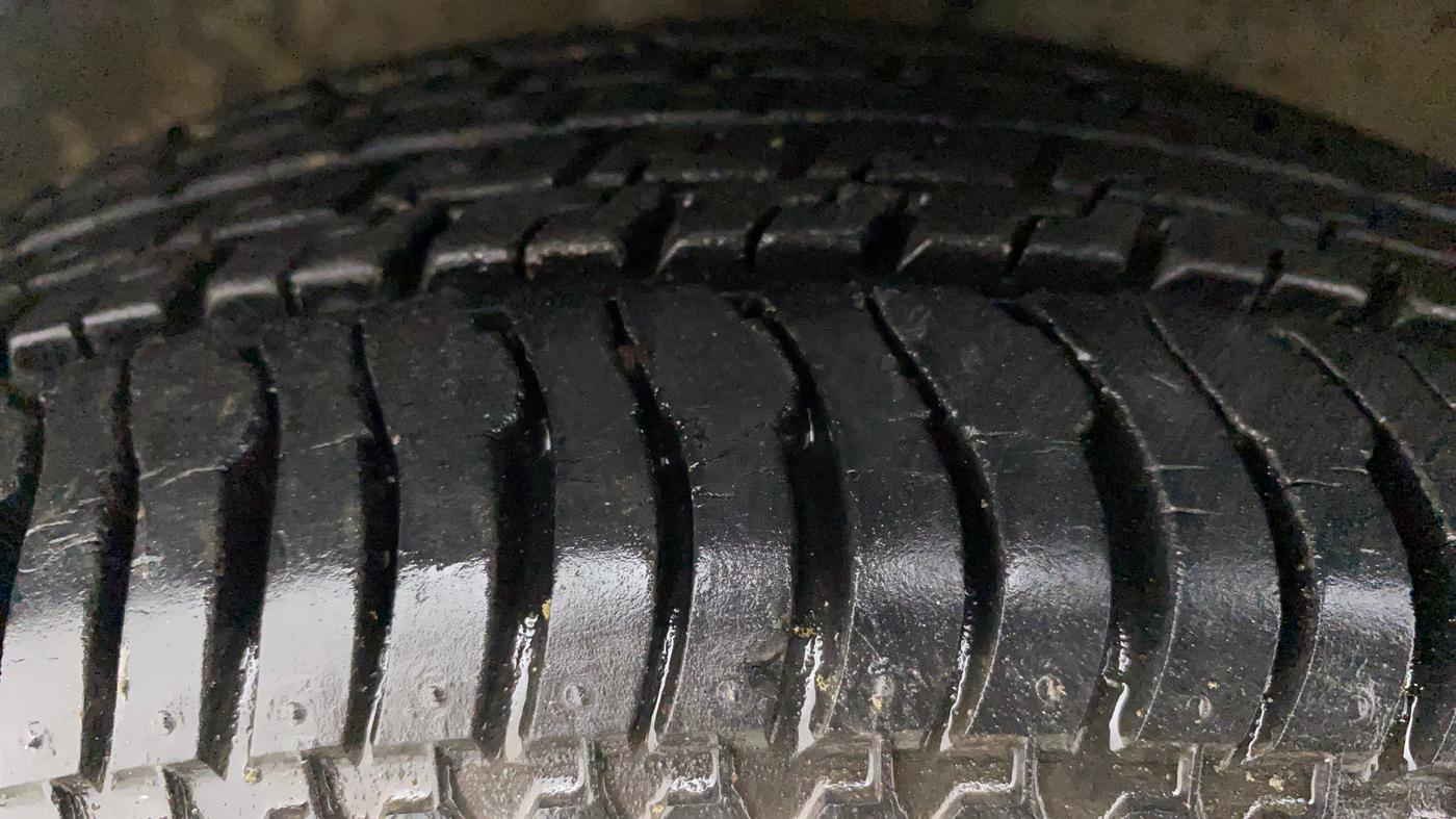 2013 Maruti Alto K10 LXI, Petrol, Manual, 32,789 km, Left Front Tyre Tread