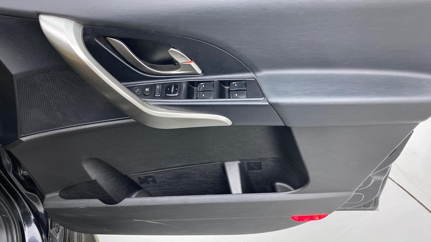 2018 Mahindra XUV500 W9 AT, Diesel, Automatic, 21,861 km, Driver Side Door Panels Control