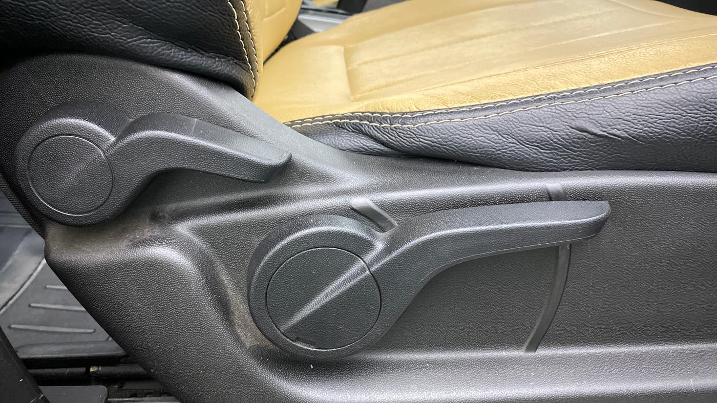 2018 Mahindra XUV500 W9 AT, Diesel, Automatic, 21,861 km, Driver Side Adjustment Panel