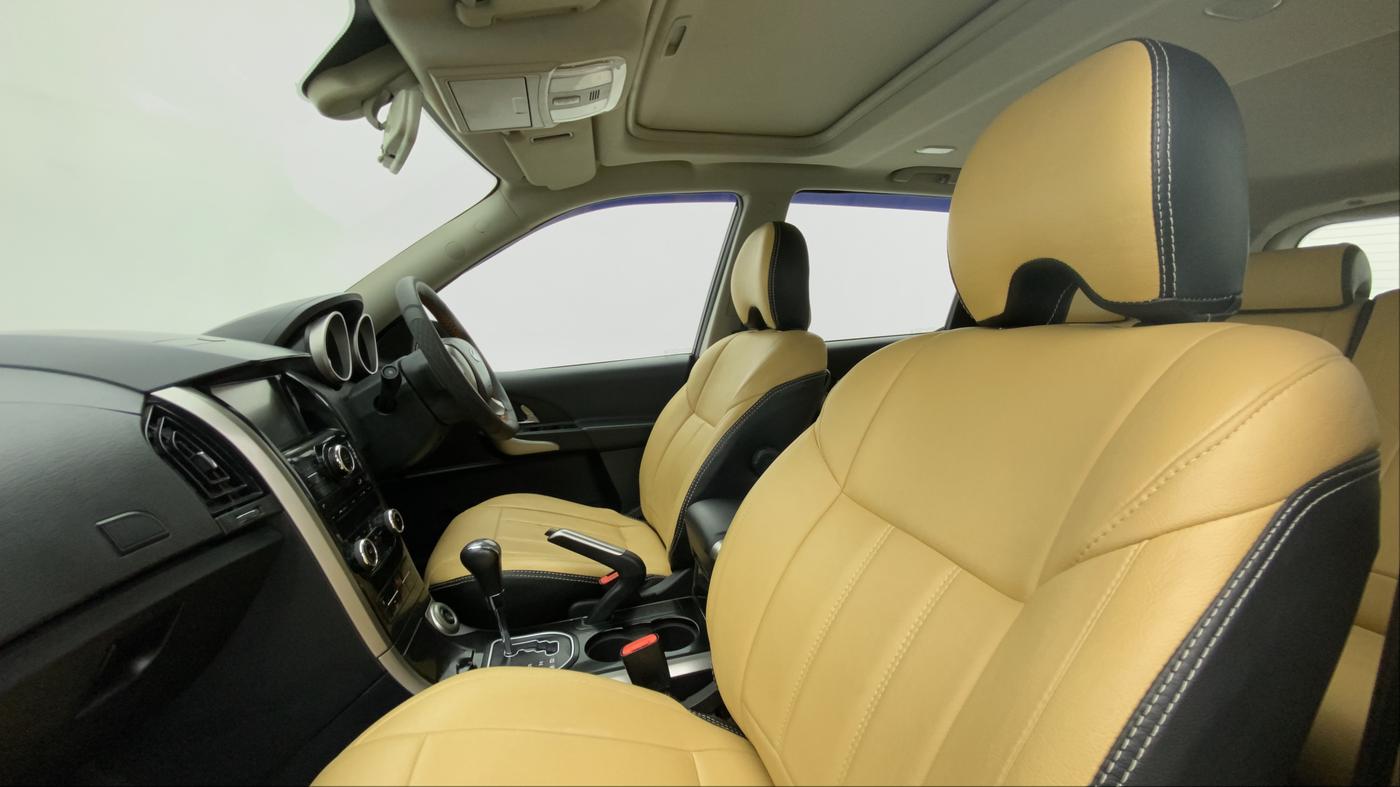 2018 Mahindra XUV500 W9 AT, Diesel, Automatic, 21,861 km, Right Side Front Door Cabin
