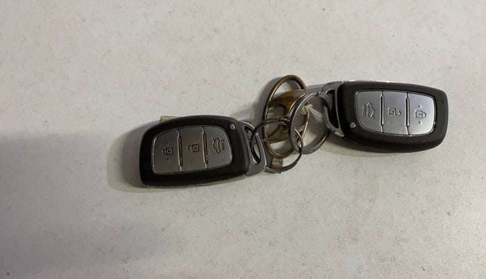 2015 Hyundai Verna FLUIDIC 4S 1.6 VTVT S AT, Petrol, Automatic, 55,956 km, Key Close Up