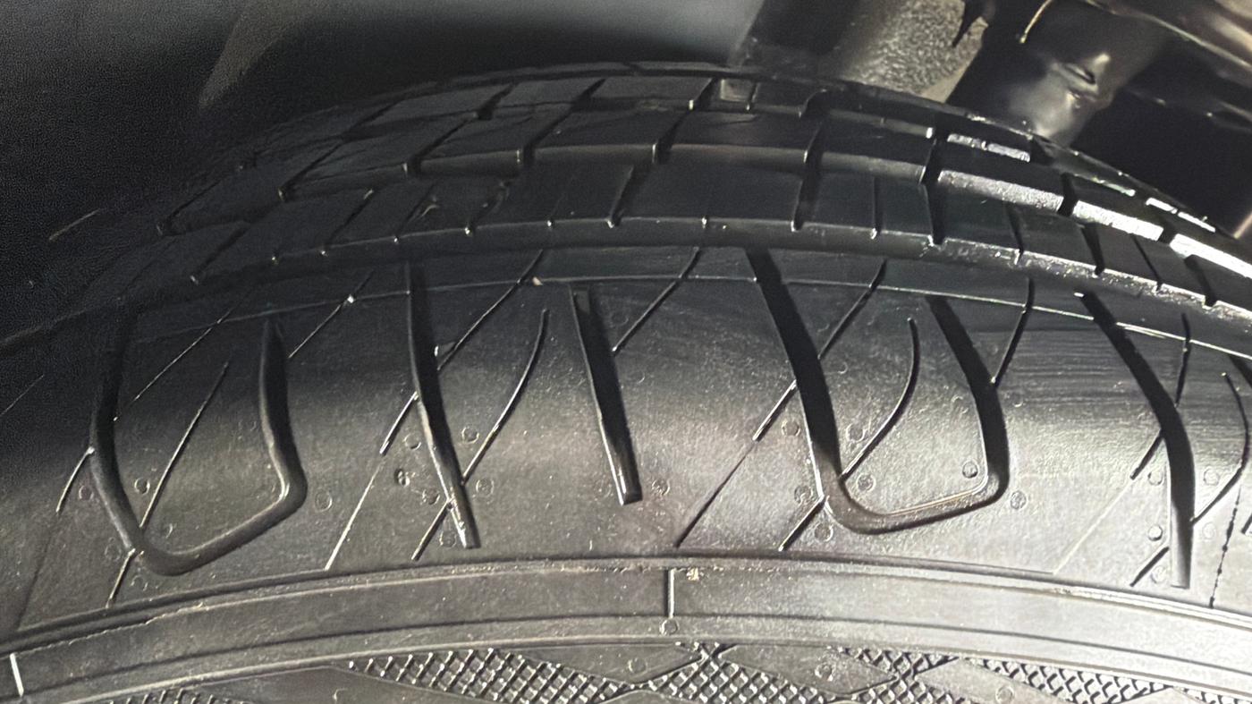 2019 Jeep Compass LIMITED 1.4 PETROL AT, Petrol, Automatic, 20,290 km, Left Rear Tyre Tread
