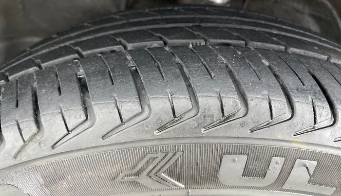 2017 Maruti Wagon R 1.0 VXI OPT AMT, Petrol, Automatic, 28,950 km, Left Front Tyre Tread