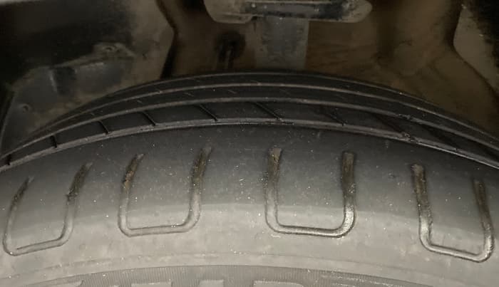 2021 MG HECTOR PLUS SHARP 1.5 PETROL TURBO HYBRID MT 6-STR, Petrol, Manual, 28,767 km, Left Front Tyre Tread