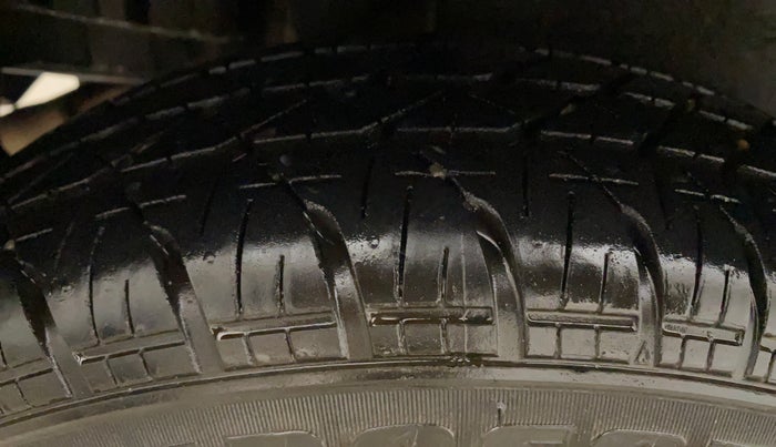 2016 Maruti Swift VXI O, Petrol, Manual, 66,614 km, Right Rear Tyre Tread