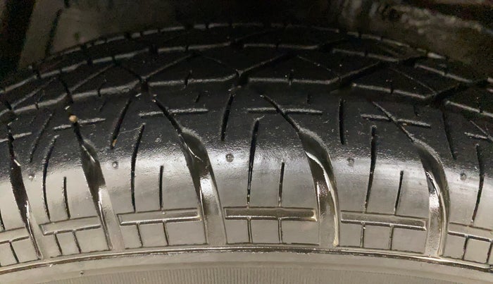 2016 Maruti Swift VXI O, Petrol, Manual, 66,614 km, Left Front Tyre Tread