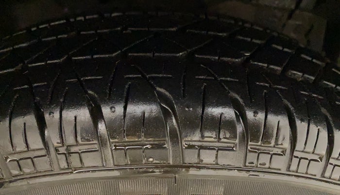 2016 Maruti Swift VXI O, Petrol, Manual, 66,614 km, Right Front Tyre Tread