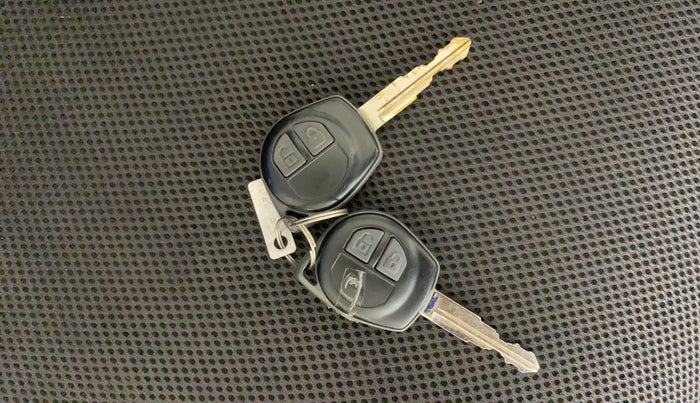 2016 Maruti Swift VXI O, Petrol, Manual, 66,614 km, Key Close Up