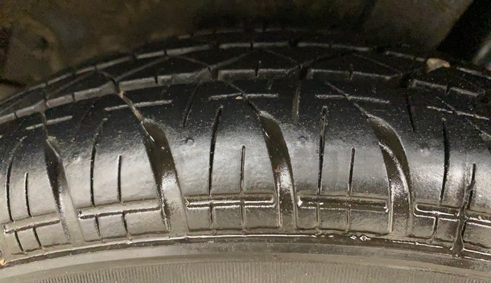 2016 Maruti Swift VXI O, Petrol, Manual, 66,614 km, Left Rear Tyre Tread