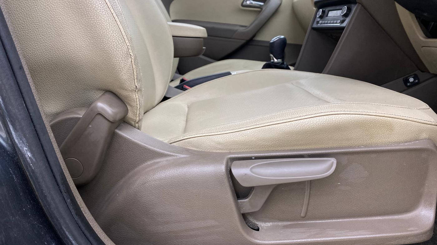 2015 Skoda Rapid 1.6 MPI STYLE PLUS, CNG, Manual, 1,29,687 km, Driver Side Adjustment Panel