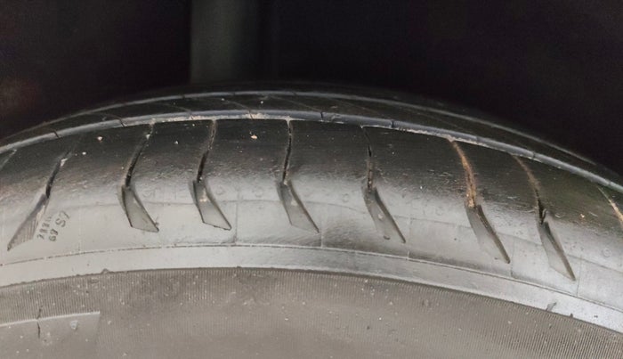 2013 Ford Ecosport TITANIUM 1.5L DIESEL (OPT), Diesel, Manual, 1,29,718 km, Right Rear Tyre Tread