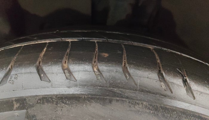 2013 Ford Ecosport TITANIUM 1.5L DIESEL (OPT), Diesel, Manual, 1,29,718 km, Left Front Tyre Tread