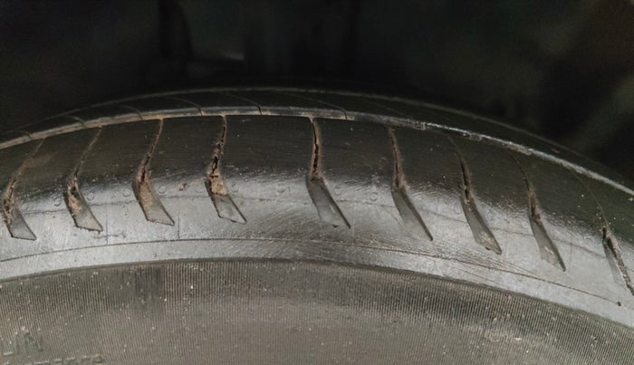 2013 Ford Ecosport TITANIUM 1.5L DIESEL (OPT), Diesel, Manual, 1,29,718 km, Right Front Tyre Tread