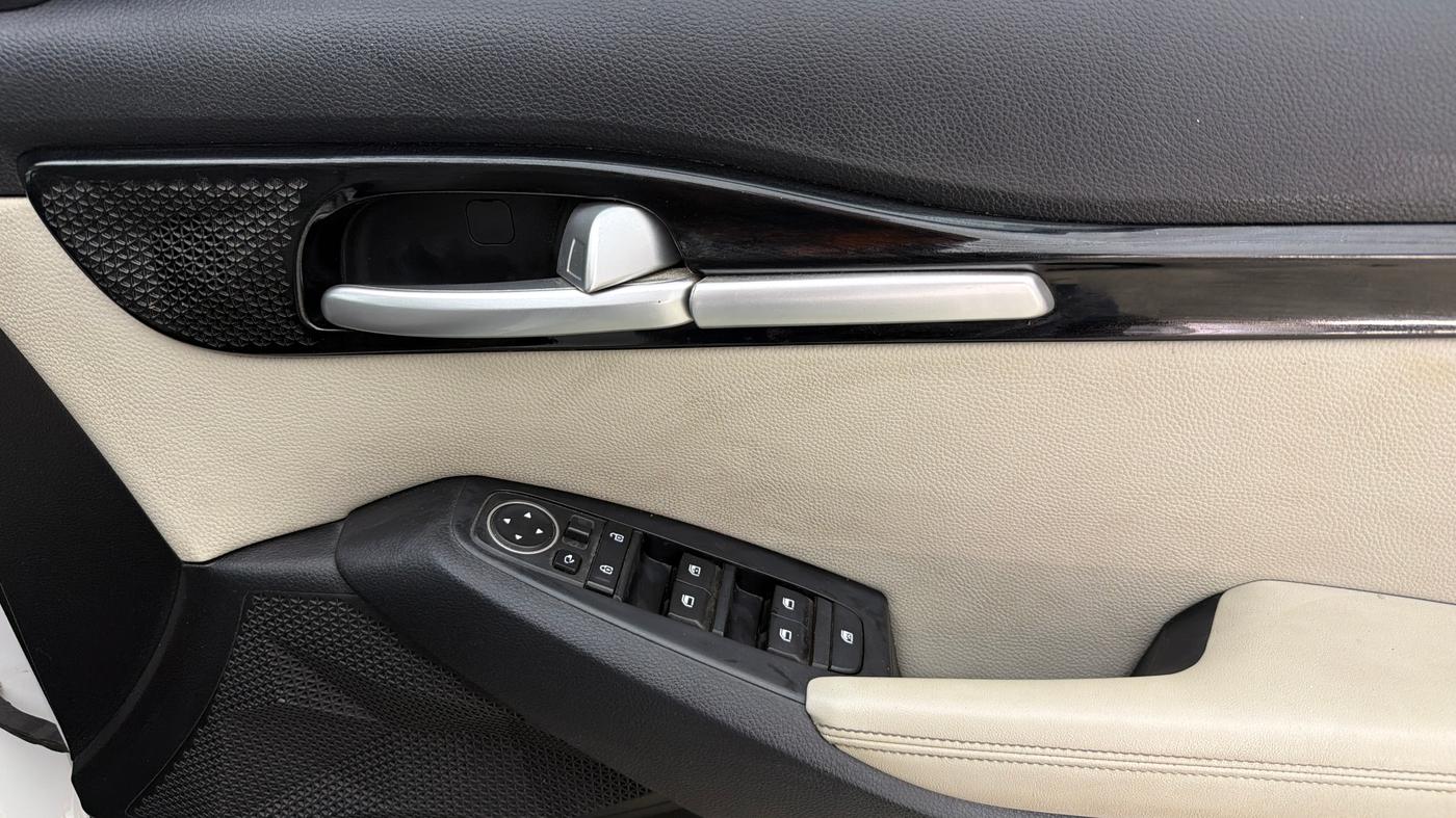 2020 KIA SELTOS HTX IVT 1.5 PETROL, CNG, Automatic, 70,115 km, Driver Side Door Panels Control