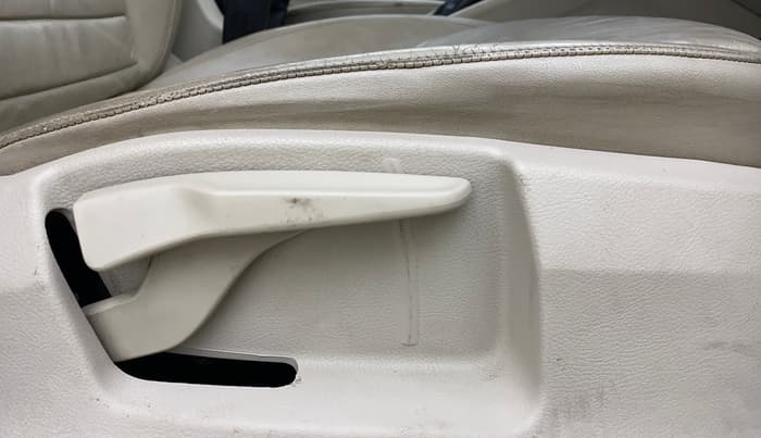 2017 Skoda Octavia AMBITION PLUS AT 1.8 TSI, Petrol, Automatic, 64,017 km, Driver Side Adjustment Panel