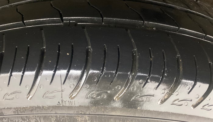 2016 Maruti Ertiga VXI, Petrol, Manual, 79,951 km, Left Rear Tyre Tread