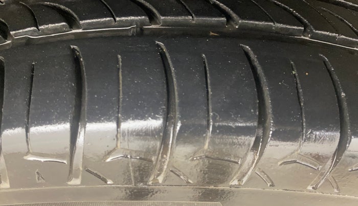 2016 Maruti Ertiga VXI, Petrol, Manual, 79,951 km, Right Front Tyre Tread