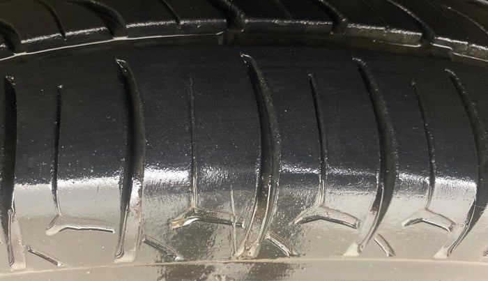 2016 Maruti Ertiga VXI, Petrol, Manual, 79,951 km, Left Front Tyre Tread