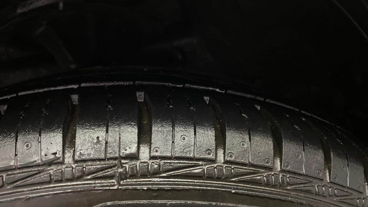 2018 Hyundai Eon SPORTZ, Petrol, Manual, 22,380 km, Left Front Tyre Tread