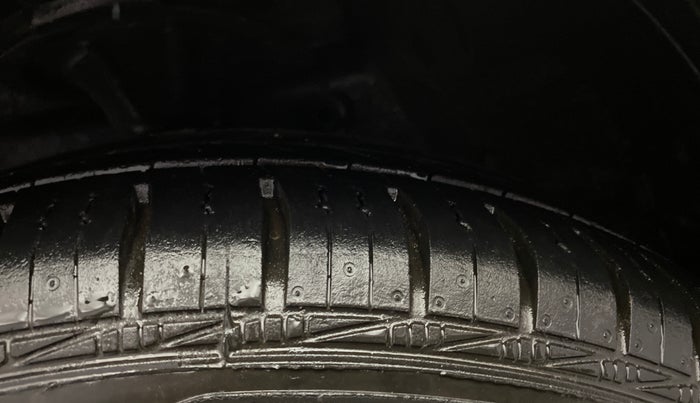 2018 Hyundai Eon SPORTZ, Petrol, Manual, 22,380 km, Left Front Tyre Tread