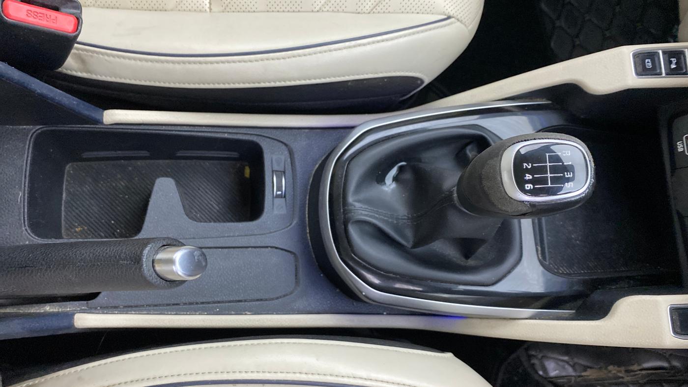 2022 KIA CARENS LUXURY 1.4 PETROL 7 STR, Petrol, Manual, 84,386 km, Gear Lever