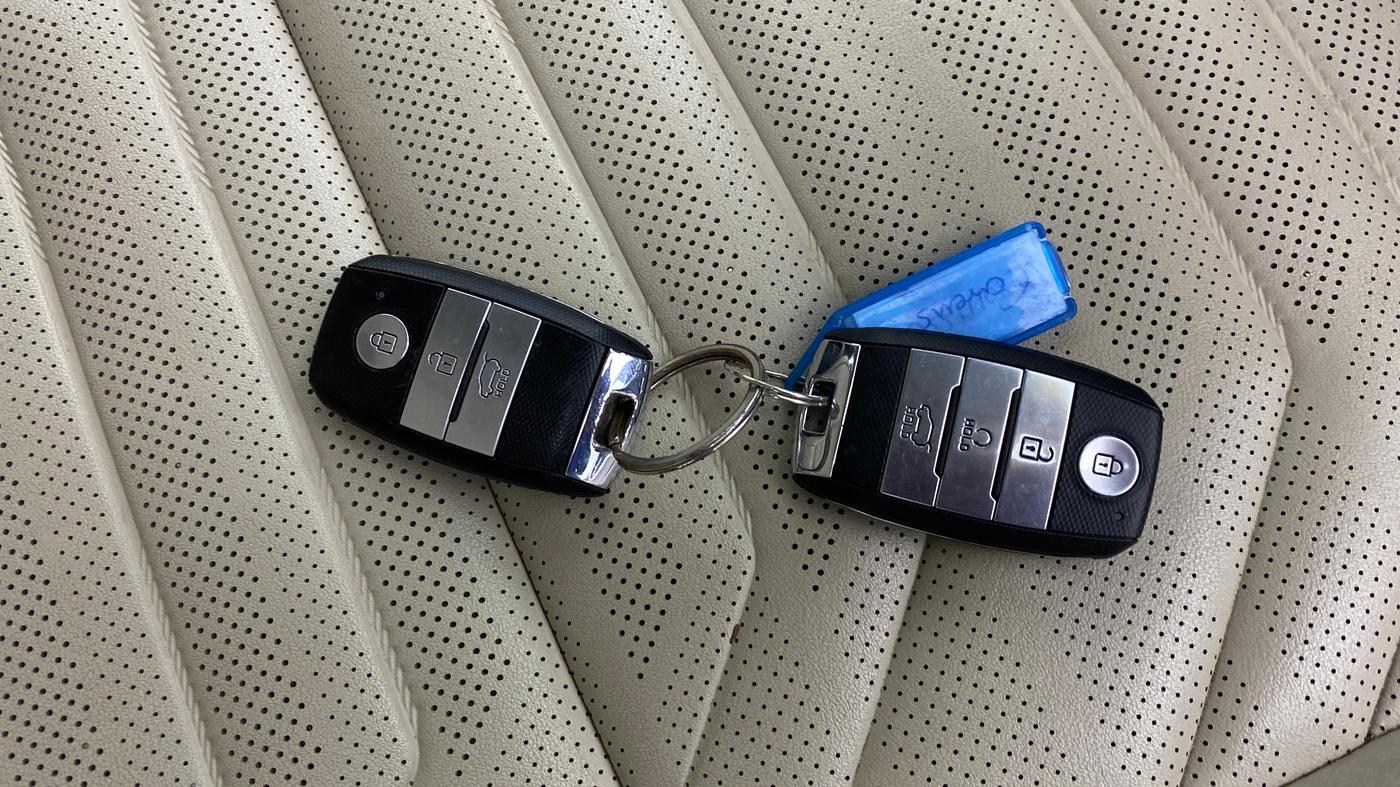2022 KIA CARENS LUXURY 1.4 PETROL 7 STR, Petrol, Manual, 84,386 km, Key Close Up