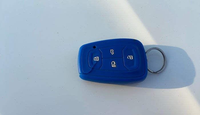 2020 Tata Harrier XZA 2.0L DUAL TONE, Diesel, Automatic, 1,22,626 km, Key Close Up