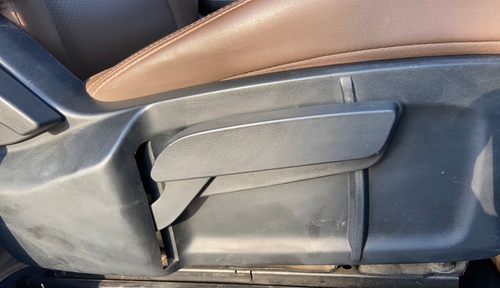 2020 Tata Harrier XZA 2.0L DUAL TONE, Diesel, Automatic, 1,22,626 km, Driver Side Adjustment Panel