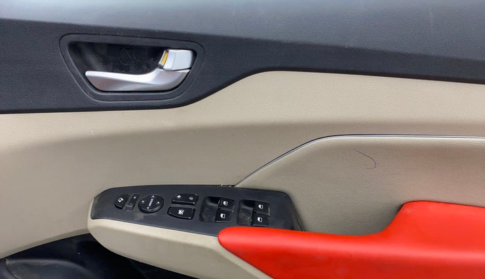 2022 Hyundai Verna SX (O)1.5 VTVT, CNG, Manual, 60,708 km, Driver Side Door Panels Control