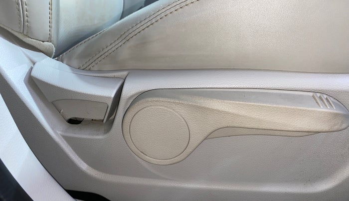 2021 Mahindra XUV300 W8 (O) 1.2 PETROL, Petrol, Manual, 8,135 km, Driver Side Adjustment Panel