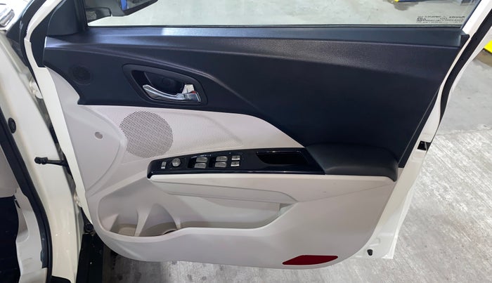 2021 Mahindra XUV300 W8 (O) 1.2 PETROL, Petrol, Manual, 8,135 km, Driver Side Door Panels Control