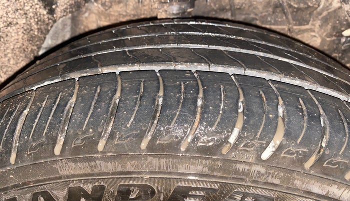 2021 Mahindra XUV300 W8 (O) 1.2 PETROL, Petrol, Manual, 8,135 km, Right Front Tyre Tread