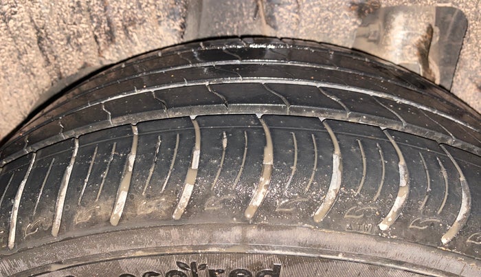 2021 Mahindra XUV300 W8 (O) 1.2 PETROL, Petrol, Manual, 8,135 km, Right Rear Tyre Tread