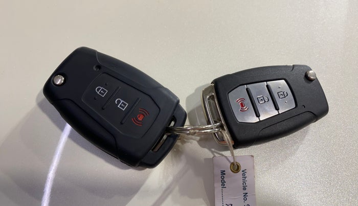 2021 Mahindra XUV300 W8 (O) 1.2 PETROL, Petrol, Manual, 8,135 km, Key Close Up