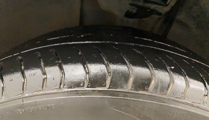 2022 Volkswagen TAIGUN TOPLINE 1.0 TSI MT, Petrol, Manual, 33,574 km, Left Front Tyre Tread