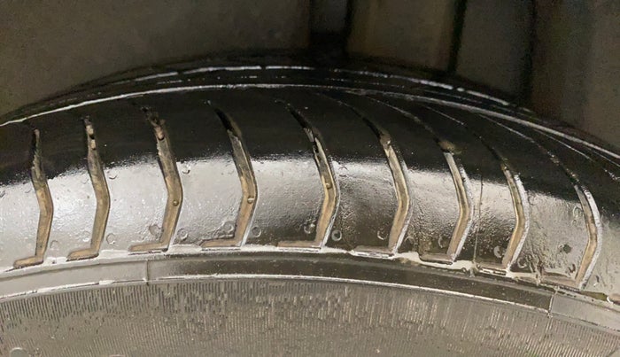 2022 Volkswagen TAIGUN TOPLINE 1.0 TSI MT, Petrol, Manual, 33,574 km, Left Rear Tyre Tread