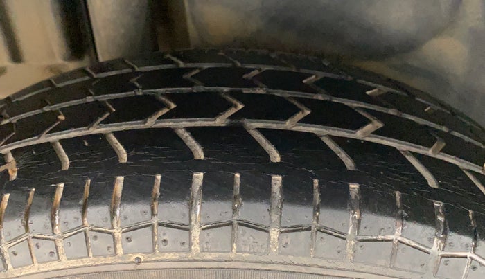 2014 Maruti Swift Dzire VXI, Petrol, Manual, 58,180 km, Right Rear Tyre Tread