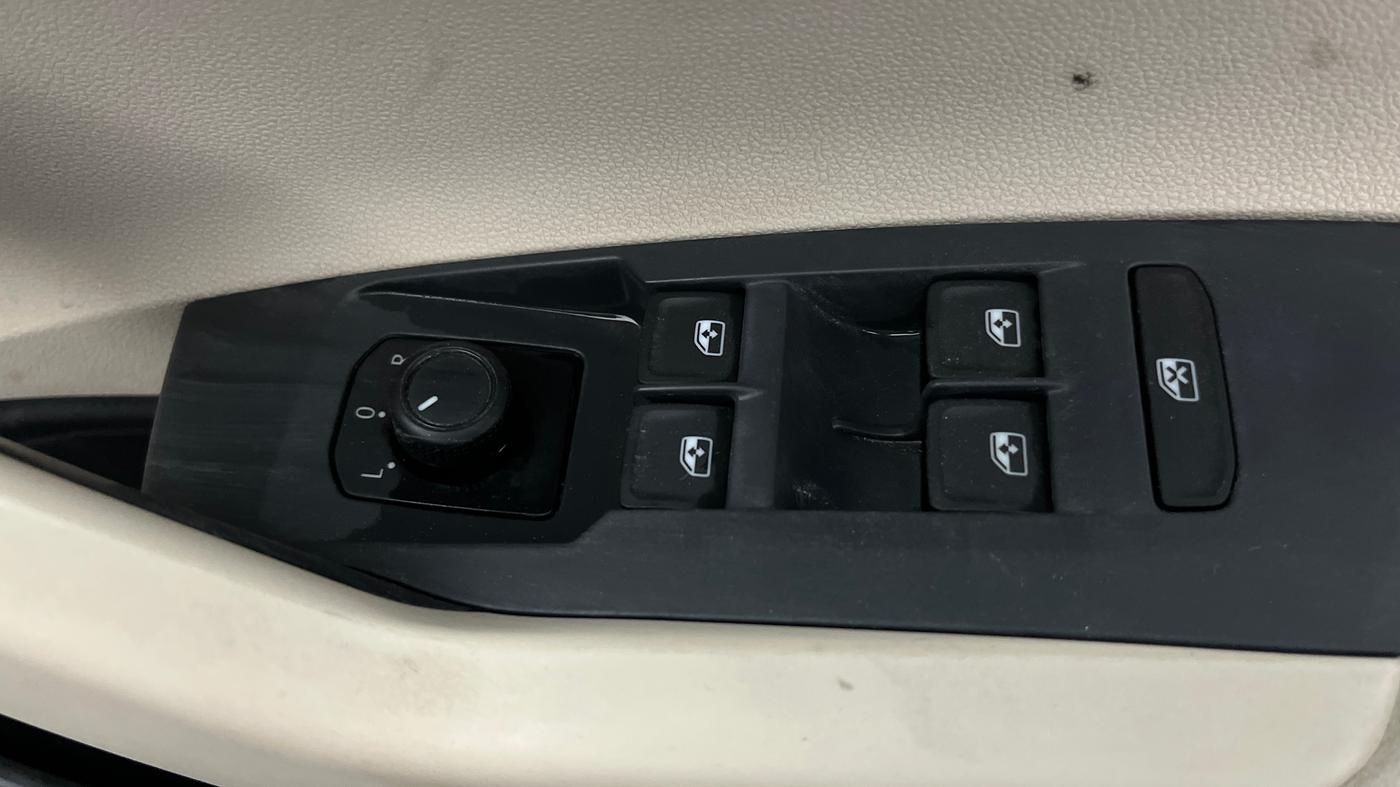 2023 Volkswagen VIRTUS COMFORTLINE TSI 1.0 MT, Petrol, Manual, 47,834 km, Driver Side Door Panels Control