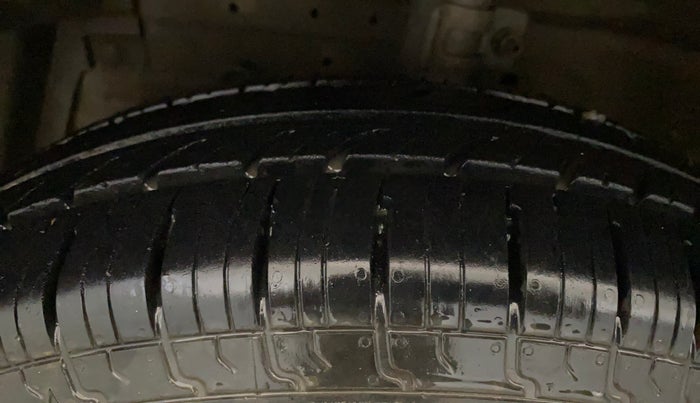 2015 Maruti Swift LXI (O), Petrol, Manual, 64,012 km, Left Front Tyre Tread