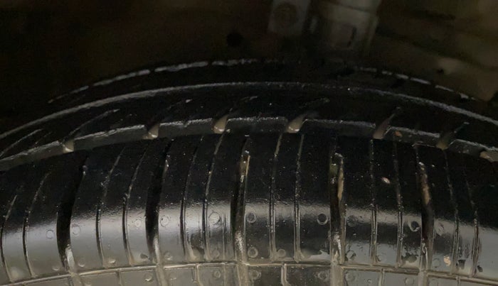 2015 Maruti Swift LXI (O), Petrol, Manual, 64,012 km, Right Front Tyre Tread