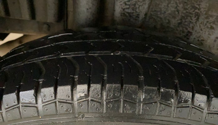 2015 Maruti Swift LXI (O), Petrol, Manual, 64,012 km, Right Rear Tyre Tread