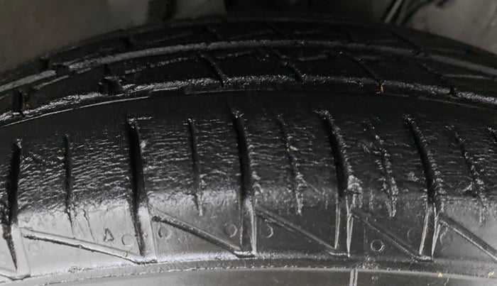 2020 Maruti Alto LXI CNG, CNG, Manual, 28,153 km, Right Front Tyre Tread