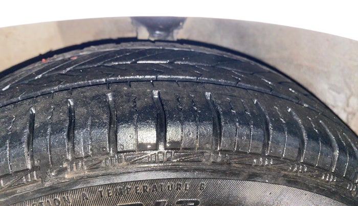 2016 Hyundai Eon MAGNA +, Petrol, Manual, 89,786 km, Left Front Tyre Tread