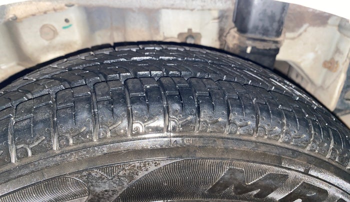 2016 Hyundai Eon MAGNA +, Petrol, Manual, 89,786 km, Left Rear Tyre Tread