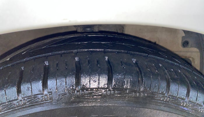 2016 Hyundai Eon MAGNA +, Petrol, Manual, 89,786 km, Right Front Tyre Tread