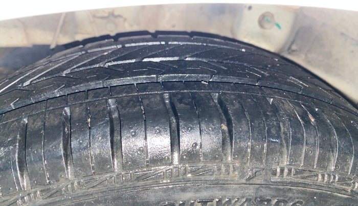 2016 Hyundai Eon MAGNA +, Petrol, Manual, 89,786 km, Right Rear Tyre Tread